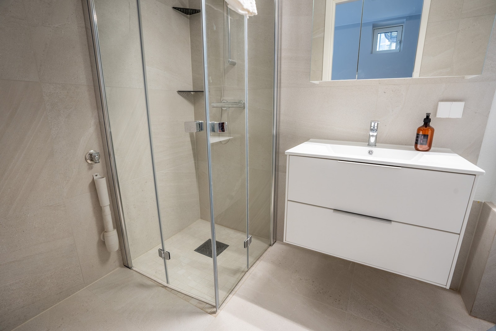 Nytt flislagt bad i 2024 med gulvvarme og opplegg for vaskemaskin Galleribilde