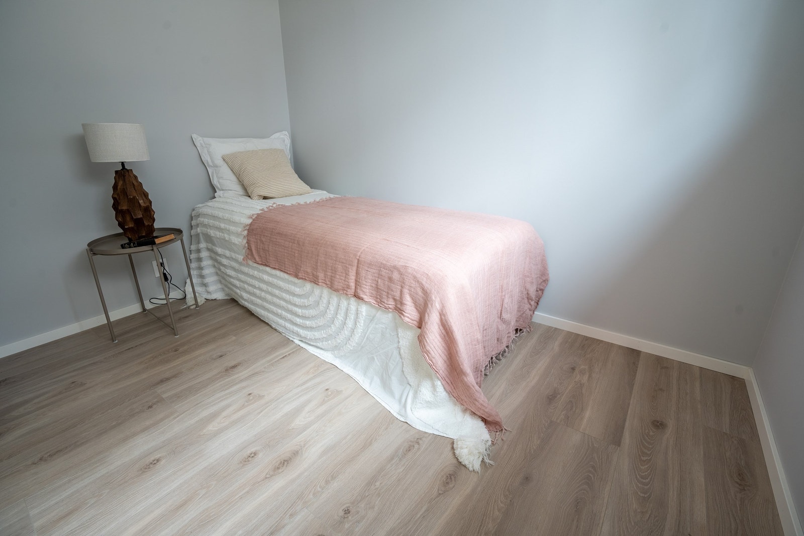 Soverom med gulvvarme og nyere 1-stavs laminat Galleribilde