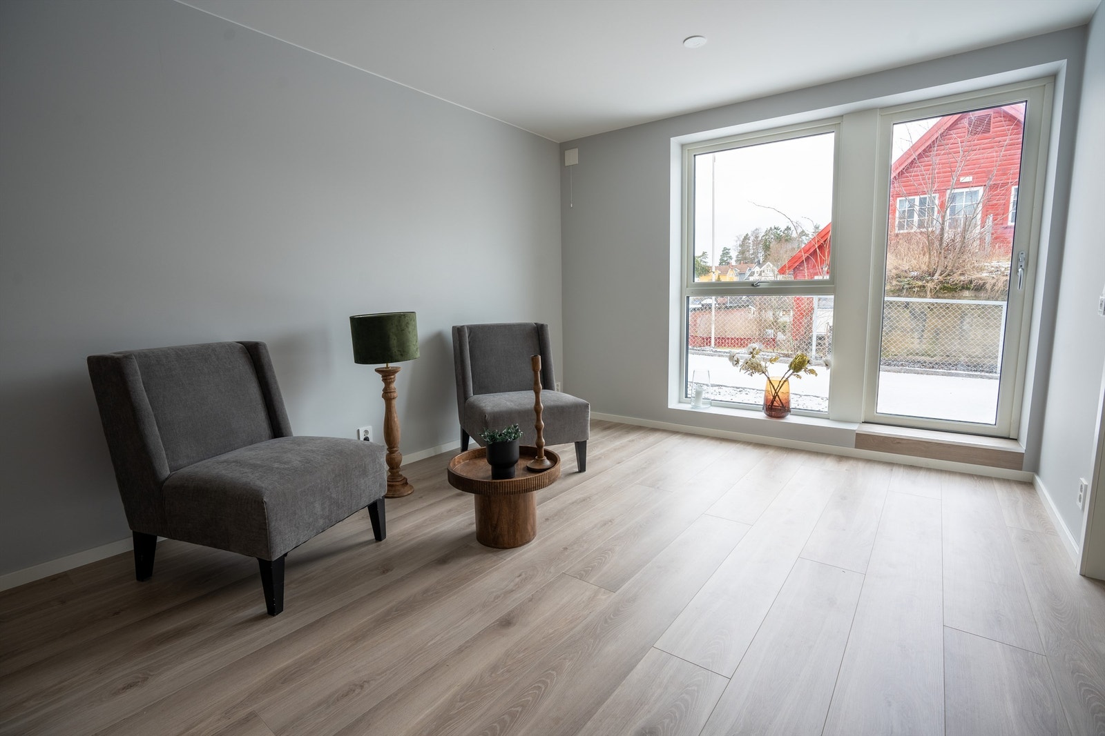 Stue 2 med gulvvarme og nyere 1-stavs laminat (her kan evt. hybel 2 etableres) Galleribilde