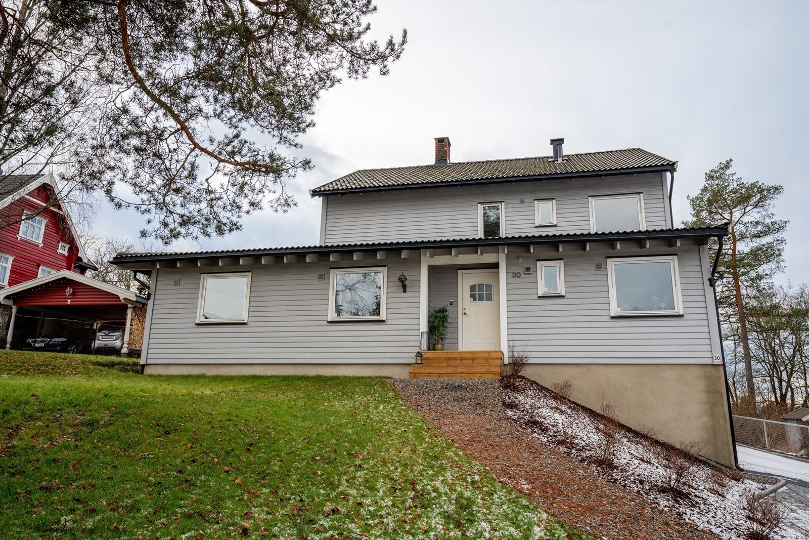 Boligen har en barnevennlig og trafikkskjermet beliggenhet innerst i en blindvei, med umiddelbar nærhet til barnehager, Munkerud skole, buss og nærbutikk. Det er også kort vei til bl.a. servicetilbud på Sæter, trikkeholdeplass og fritidstilbud Galleribilde