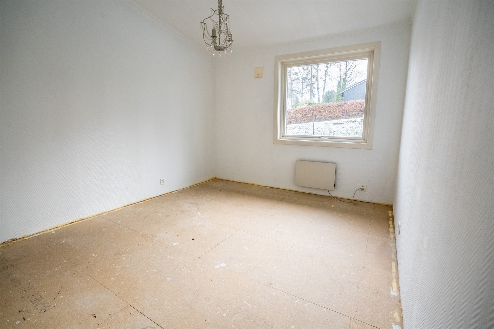 Deler av 1. etasje fremstår med en eldre/uferdig standard og det påregnes oppussing. Her har du mulighet til å optimalisere planløsningen osv. etter egne behov og ønsker Galleribilde