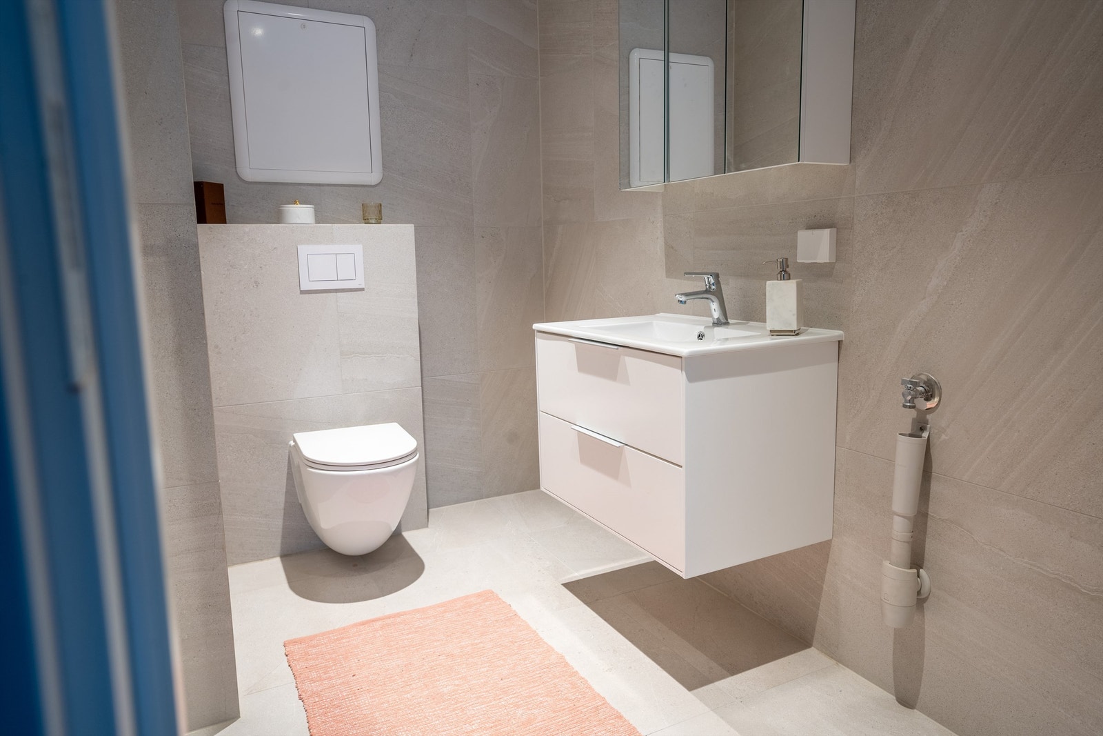 Nytt flislagt bad i 2024 med gulvvarme og opplegg for vaskemaskin Galleribilde