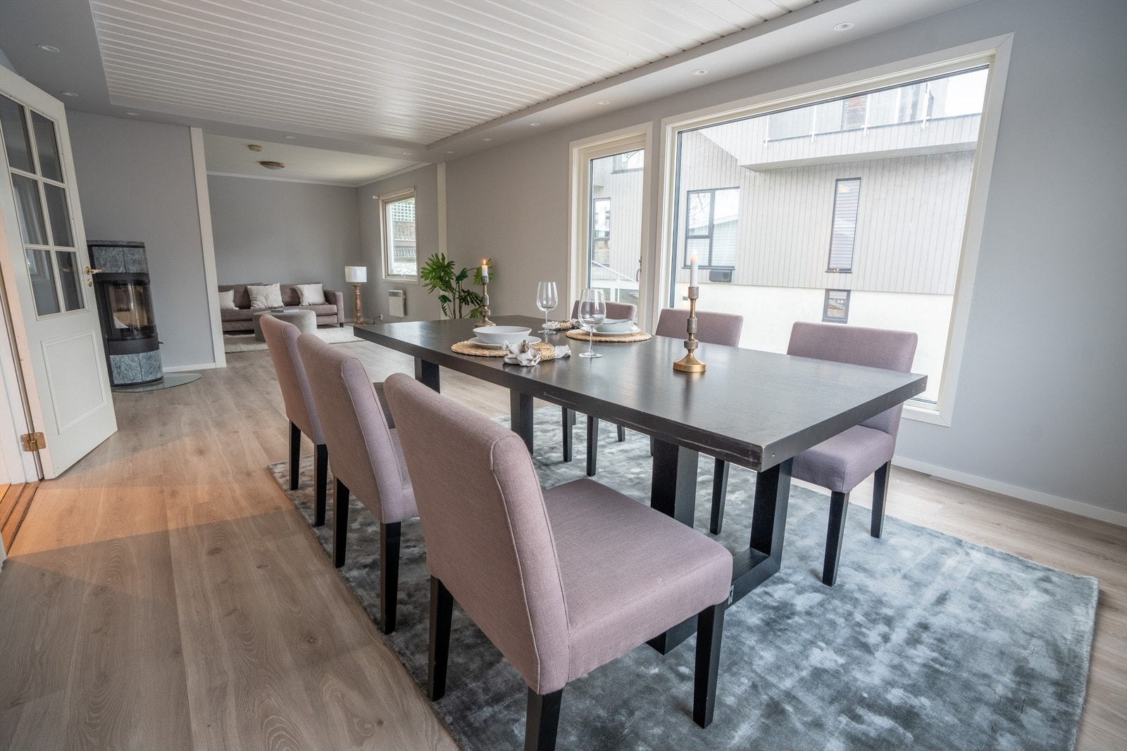 Spisestue med peisovn og utgang til terrasse og hage. Stue i tilknytning til spisestuen Galleribilde