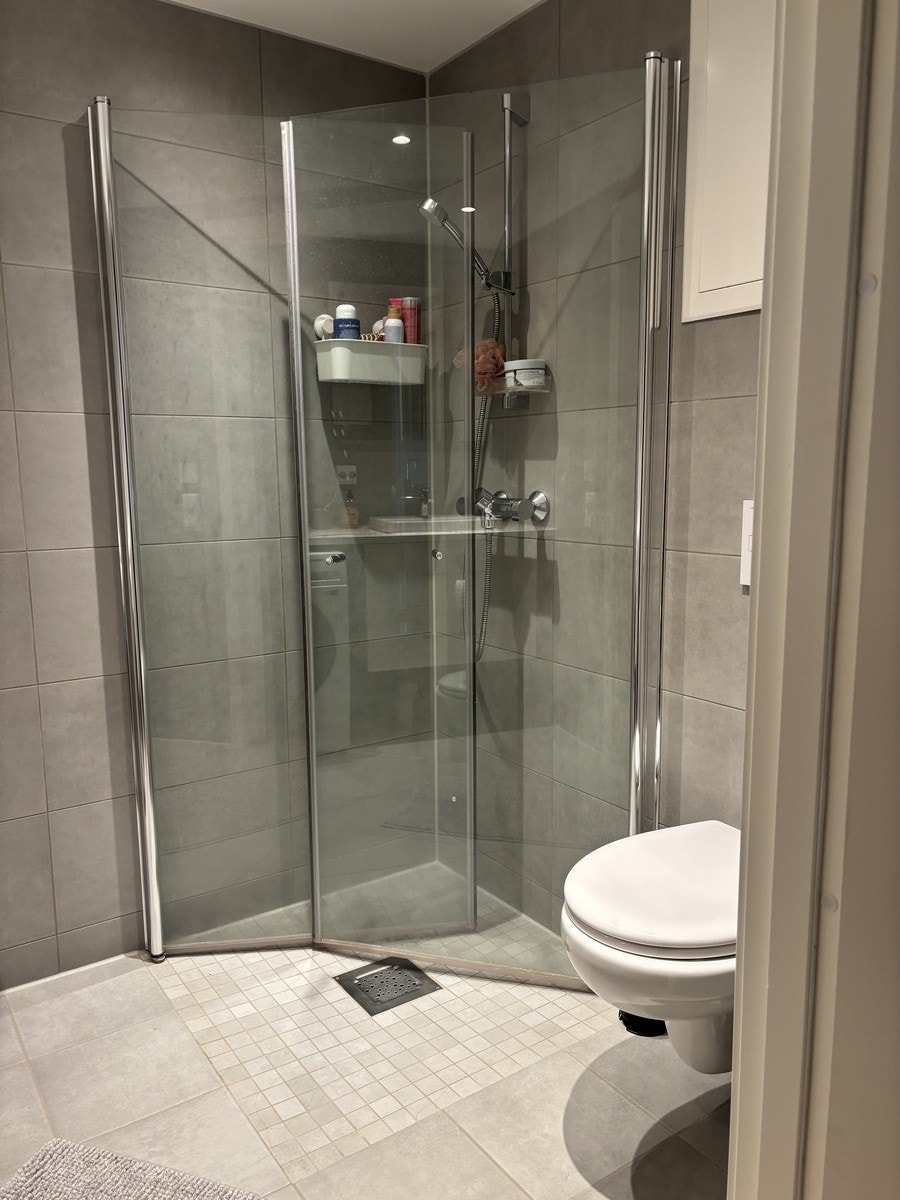 Dusj og vegghengt toalett. Galleribilde