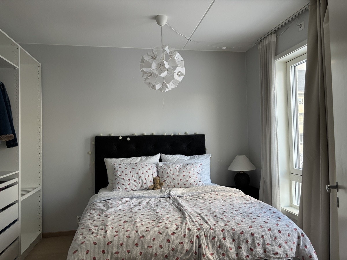 Soverom med queen size seng. Galleribilde