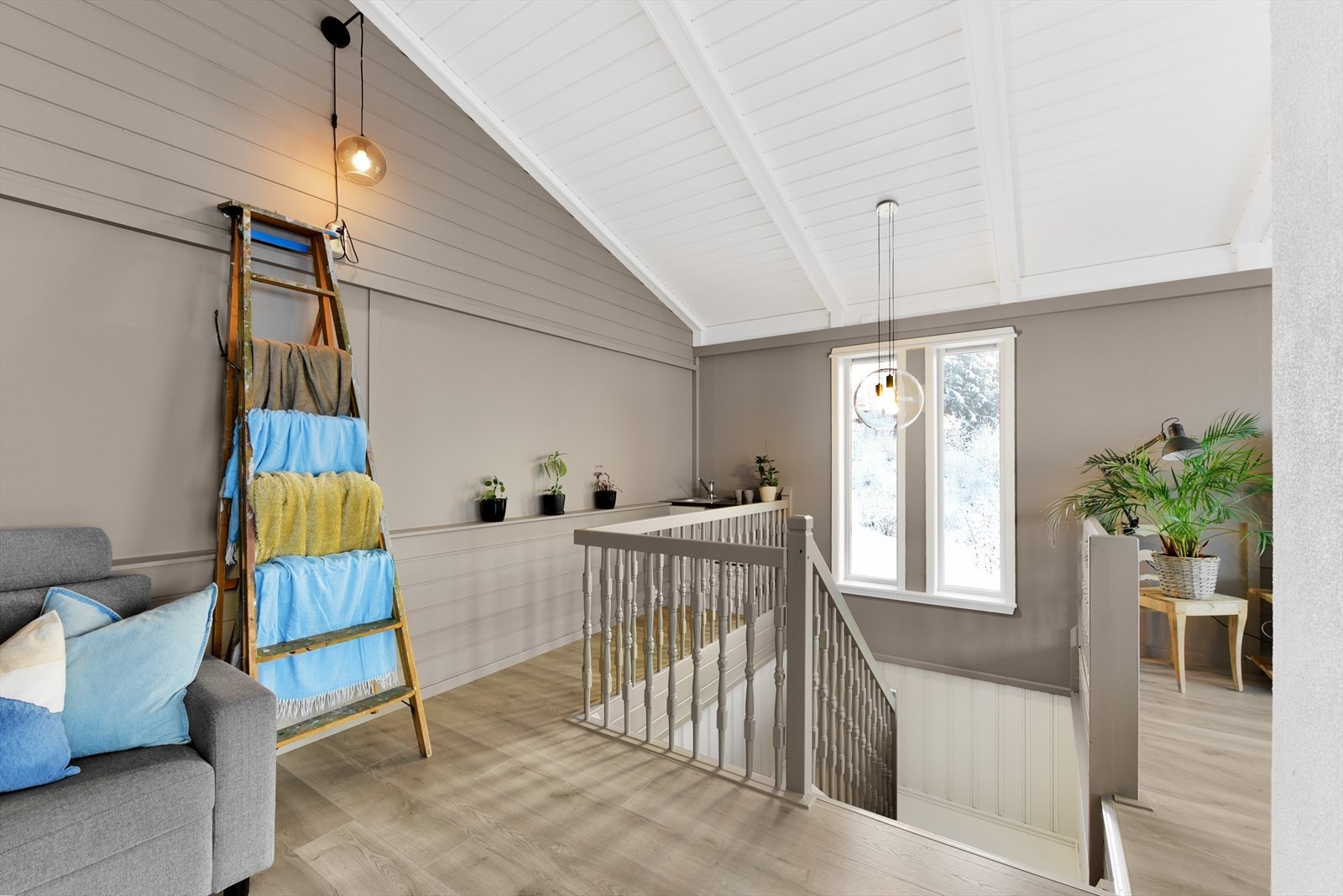 En etasje opp finnes en romslig loftstue på ca. 46 kvm Galleribilde