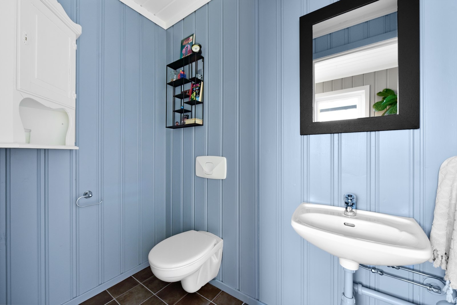 I tillegg har etasjen et separat toalettrom med vegghengt toalett og servant. Galleribilde