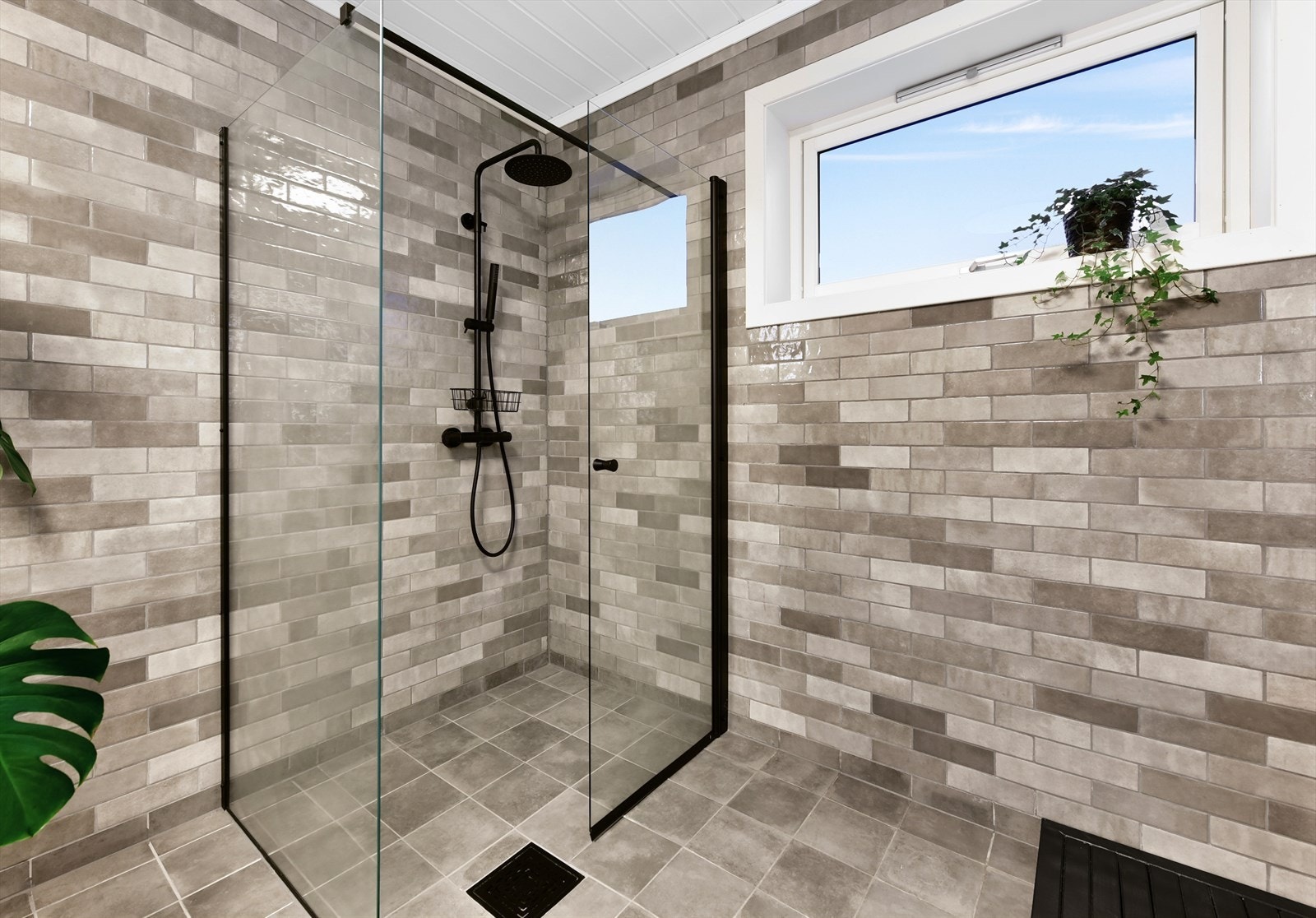 Dusjsonen har regnfallsdusj og moderne profiler. Galleribilde