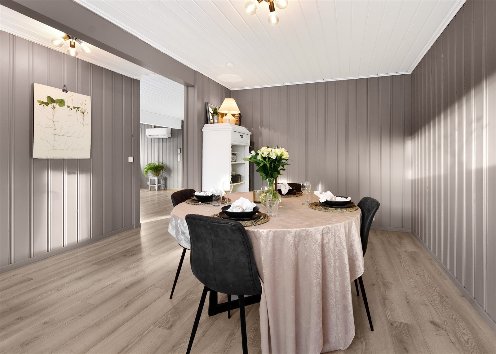 I 1. etasje er det også en separat spisestue for større sammenkomster Galleribilde