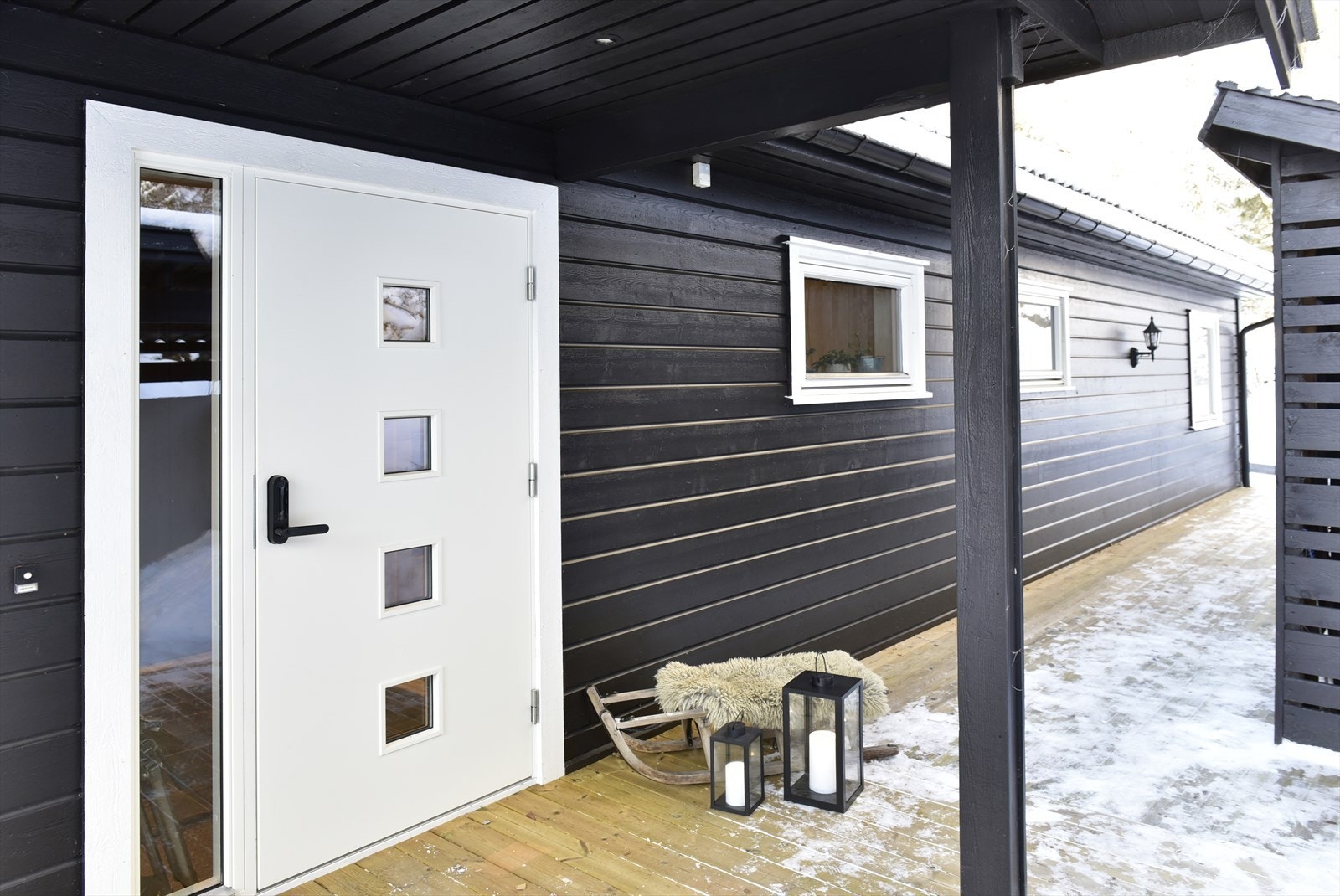 Inngangspartiet er innbydende med overbygg. Ny inngangsdør i 2024 med kodelås Galleribilde