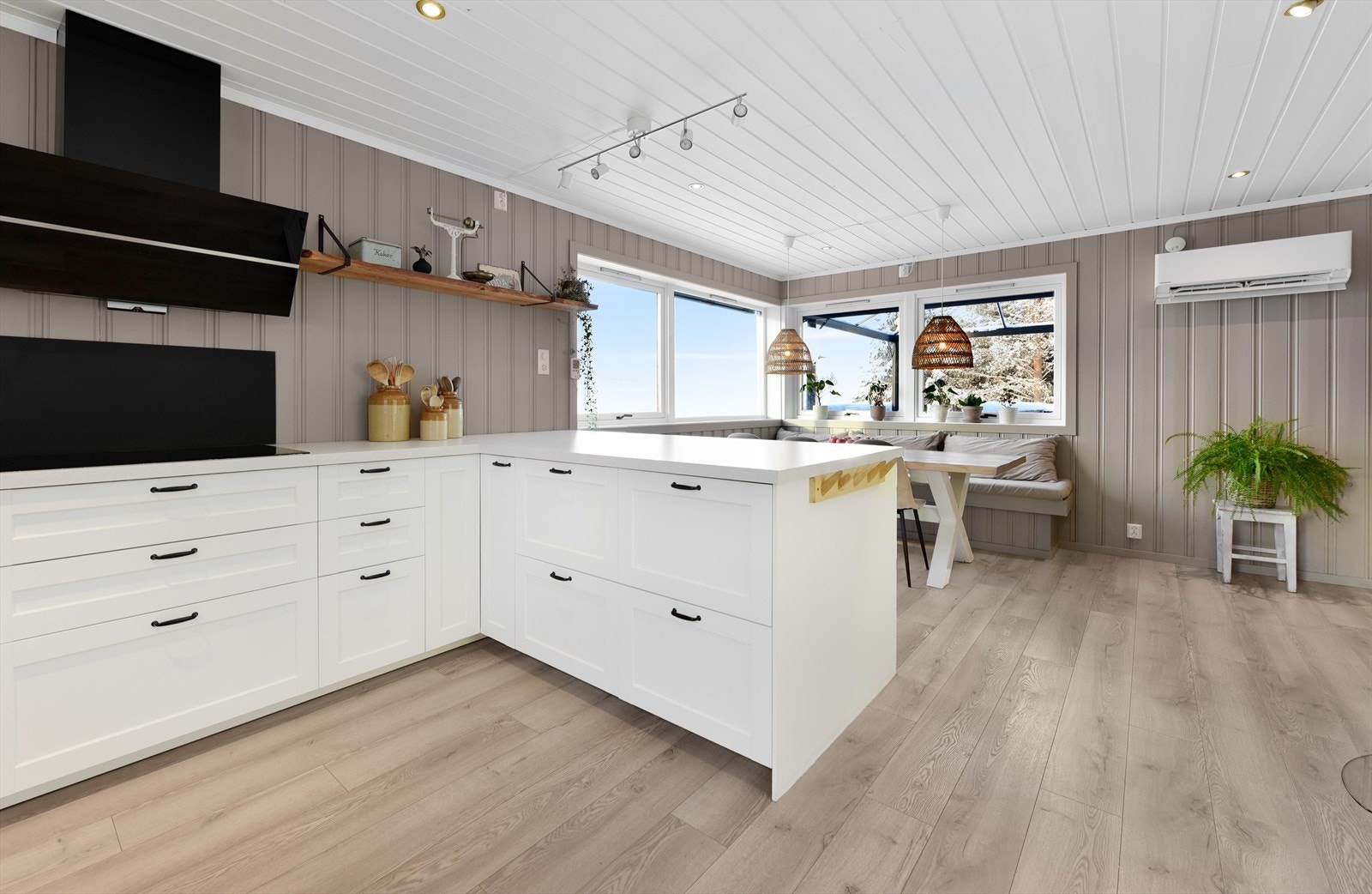 Kjøkkenet er praktisk utformet med en stor kjøkkenøy som gir ekstra arbeids- og oppbevaringsplass. Rommet blir i tillegg et sosialt rom mot spisebordet Galleribilde