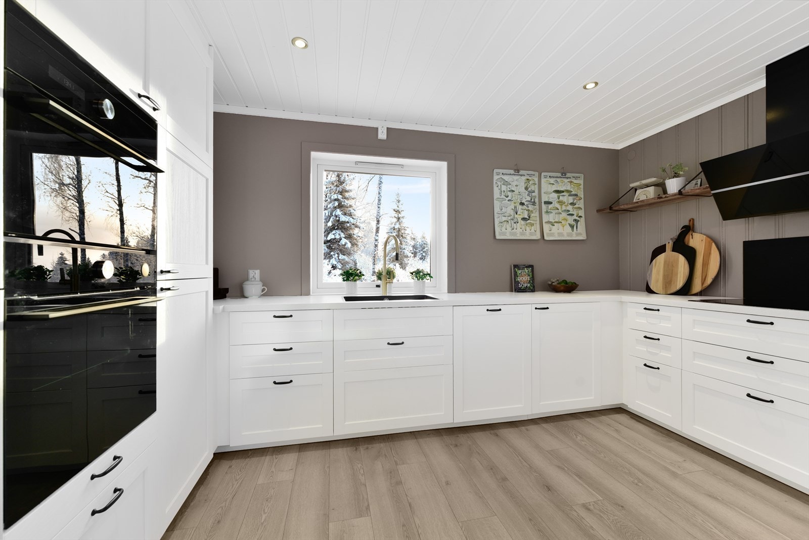 Gode benkeflater gir rikelig med plass for matlaging Galleribilde