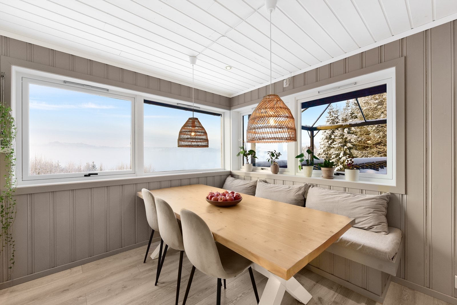 Hjørnevinduene ved spiseplassen gir en flott utsikt under måltidene Galleribilde