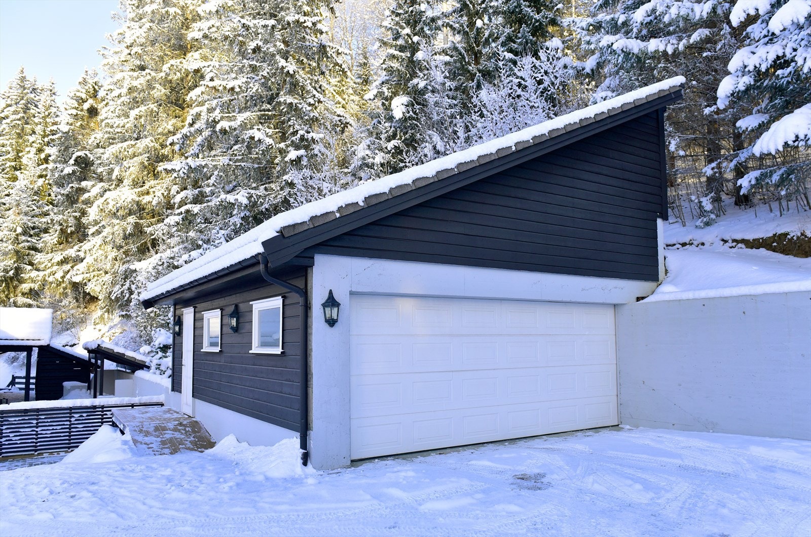 Garasjen gir god plass for parkering av to biler samt ekstra lagring. Garasjen har EL-bil lader Galleribilde