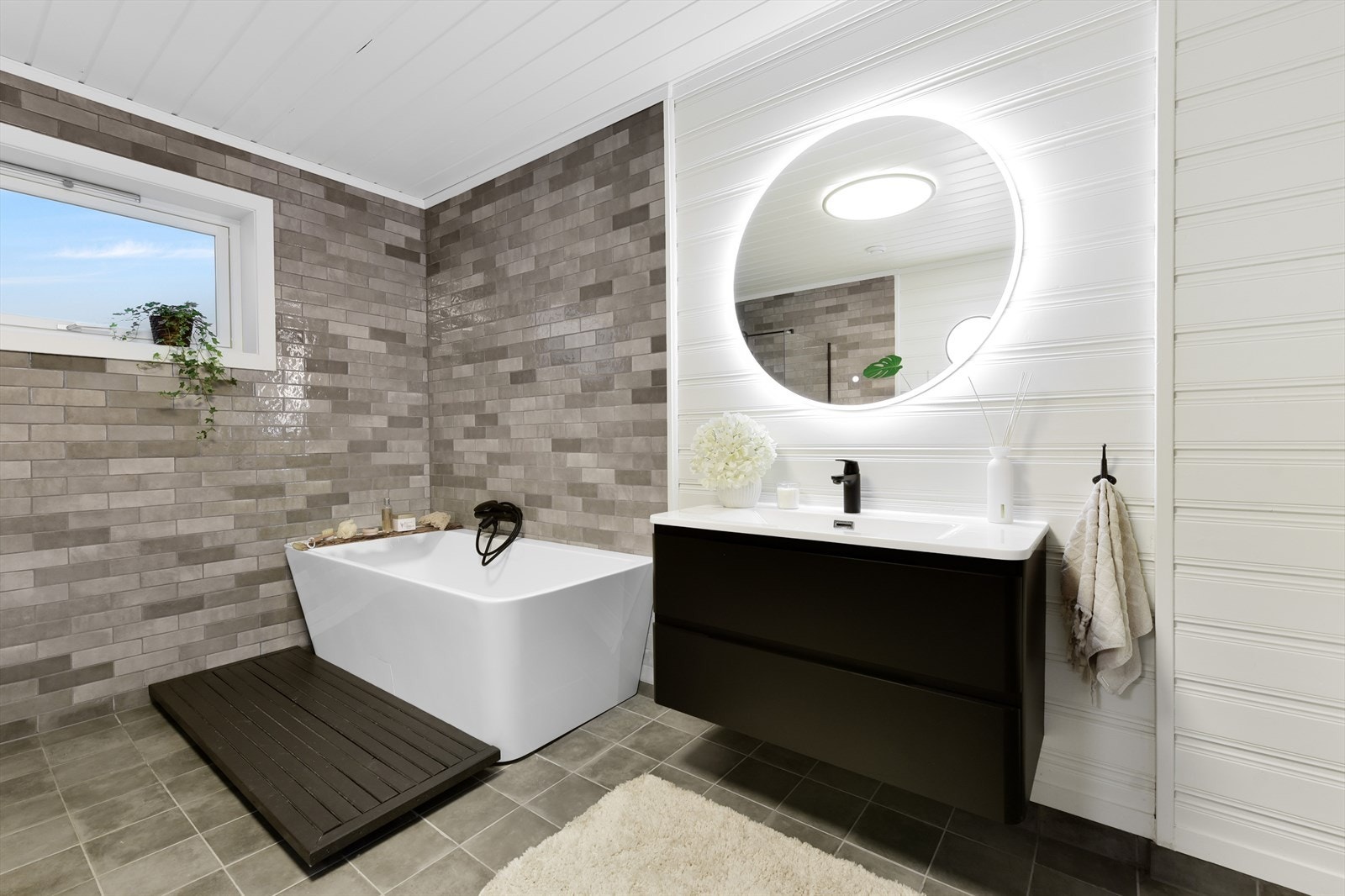 Her er det både et frittstående badekar og en separat dusjnisje. Galleribilde