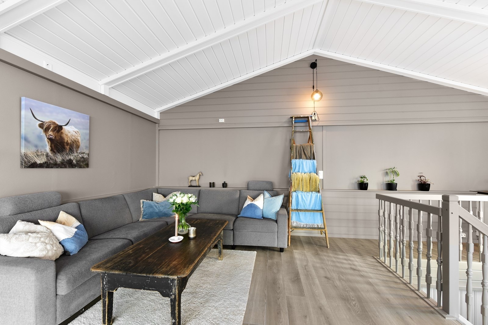 Rommet har en fleksibel planløsning med god plass til en stor sofagruppe Galleribilde