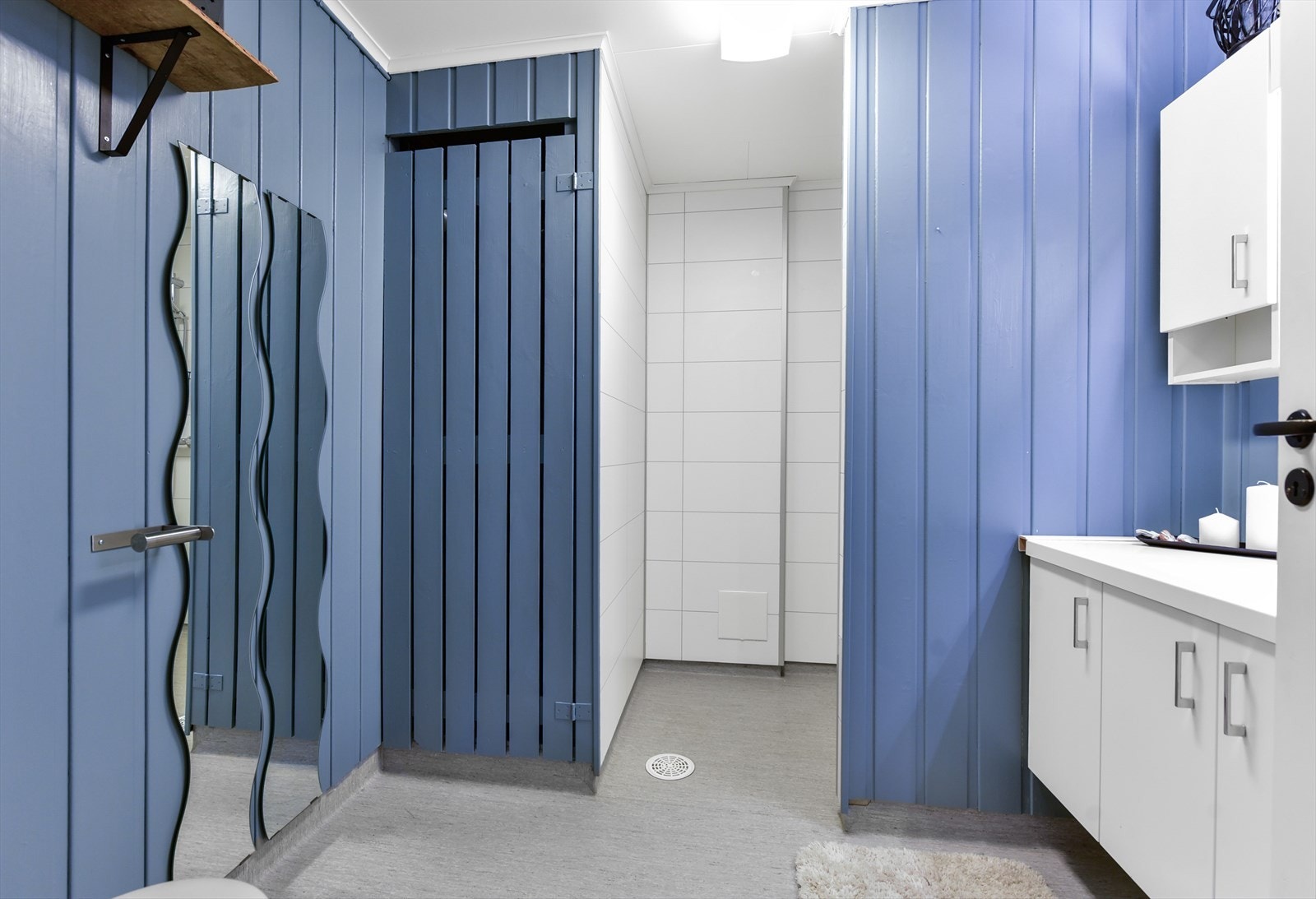 Stor dusjnisje med baderomsplater på veggene Galleribilde