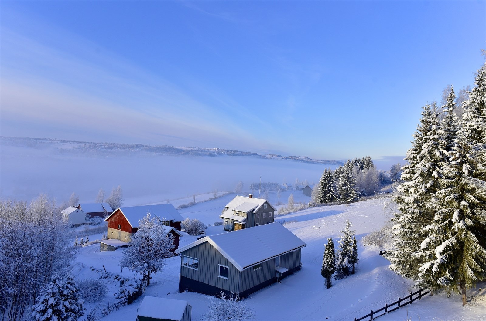 Utsikten strekker seg langt over kulturlandskapet Galleribilde