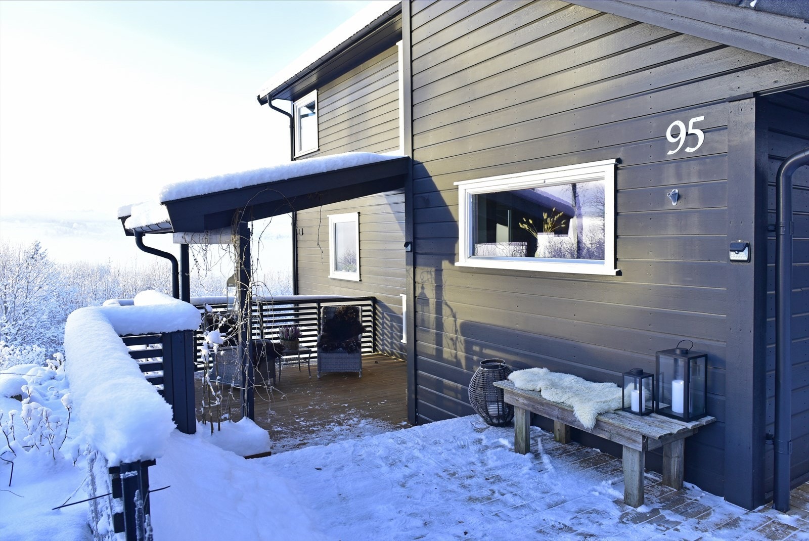 Boligen har en mørk og moderne fasade som står i stil med omgivelsene. Galleribilde