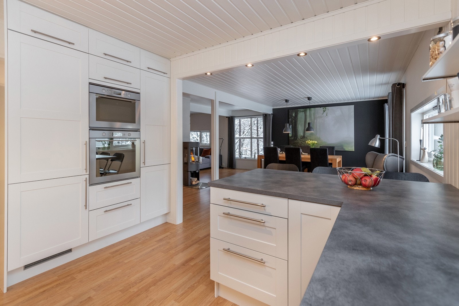 Kjøkken har integrerte hvitevarer Galleribilde