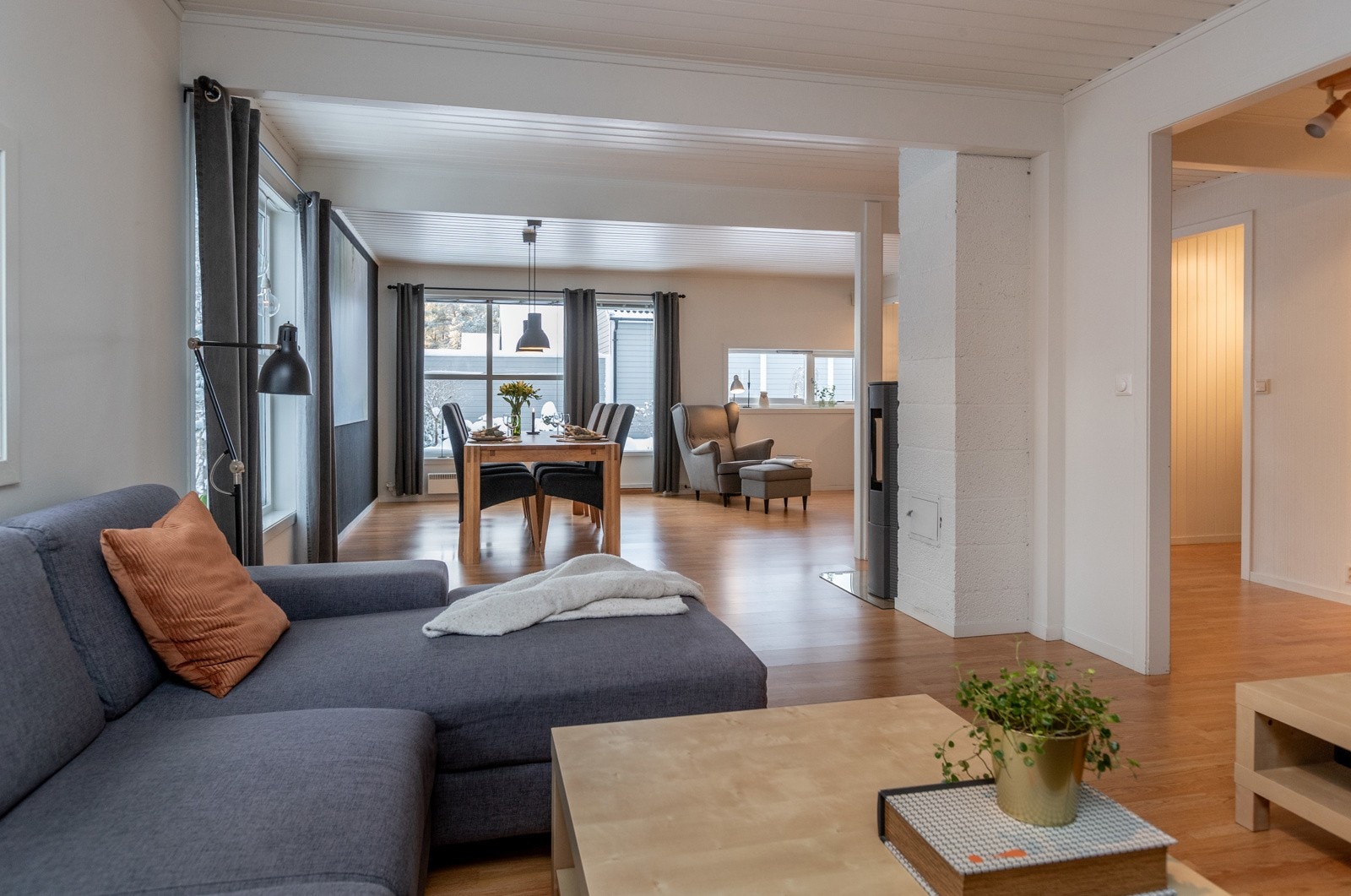 Store vindusflater gir godt naturlig lys inn Galleribilde