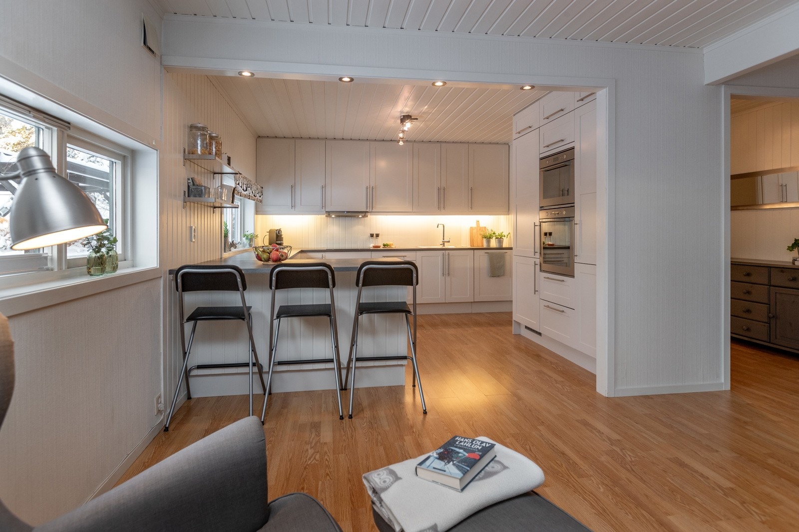 Fra kjøkken er det åpen løsning til stue Galleribilde