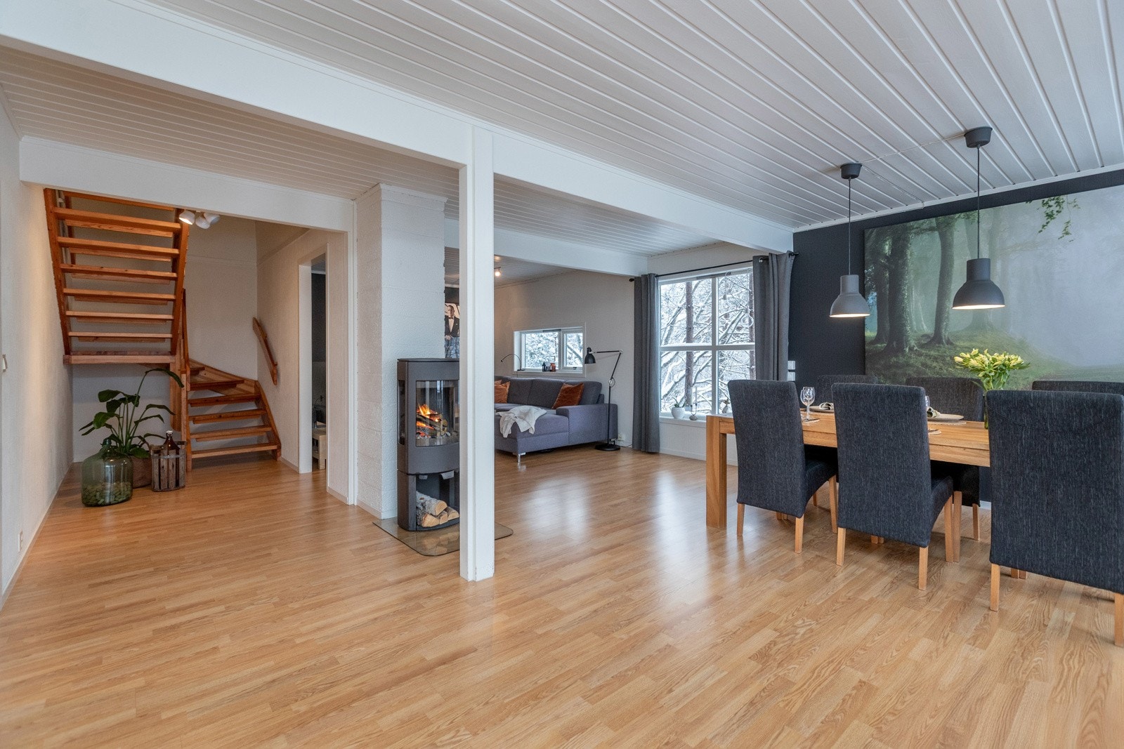 Fra stue er det trapp opp til 2. etasje Galleribilde