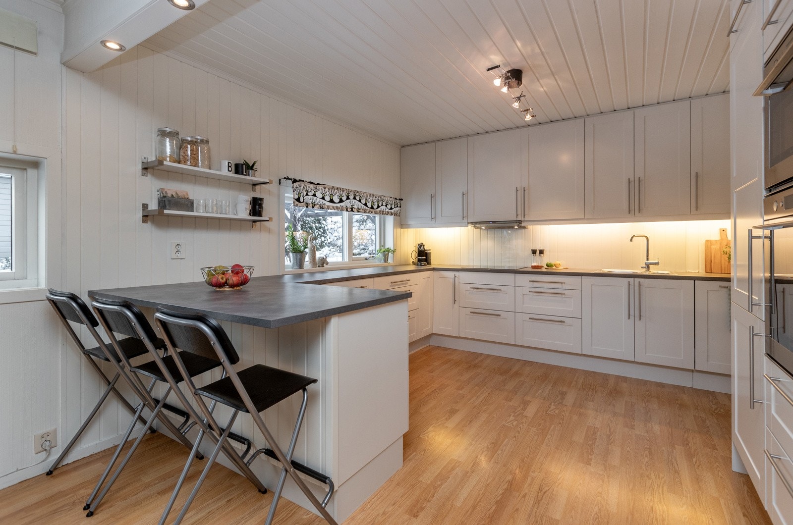 Godt med skap- og benkeplass Galleribilde