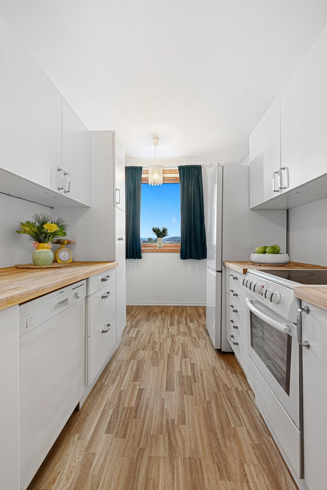 Det er mulighet for en lite spisegruppe/evt. barløsning ved kjøkkenvinduet Galleribilde