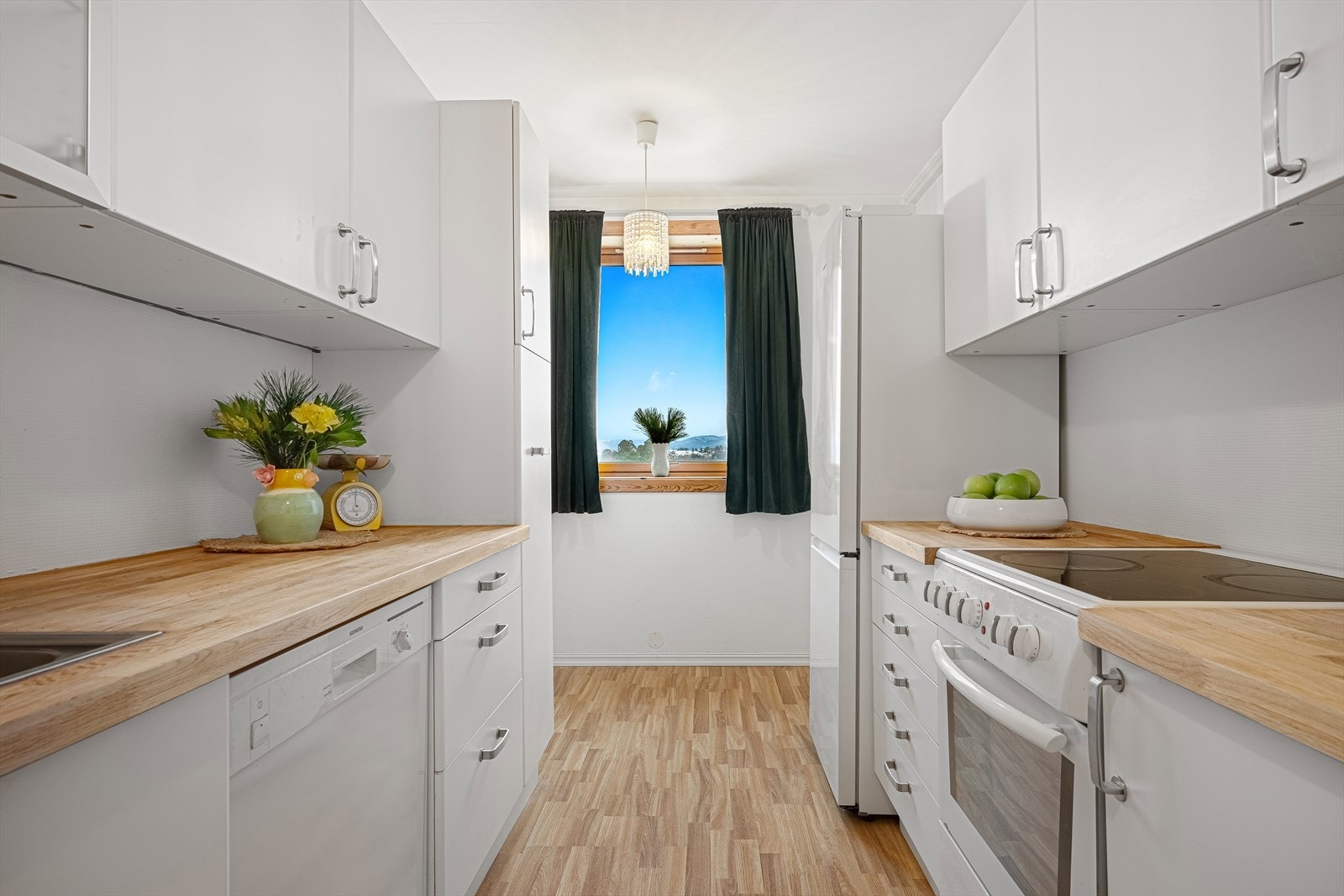 Heltre benkeplate og godt med skapplass Galleribilde