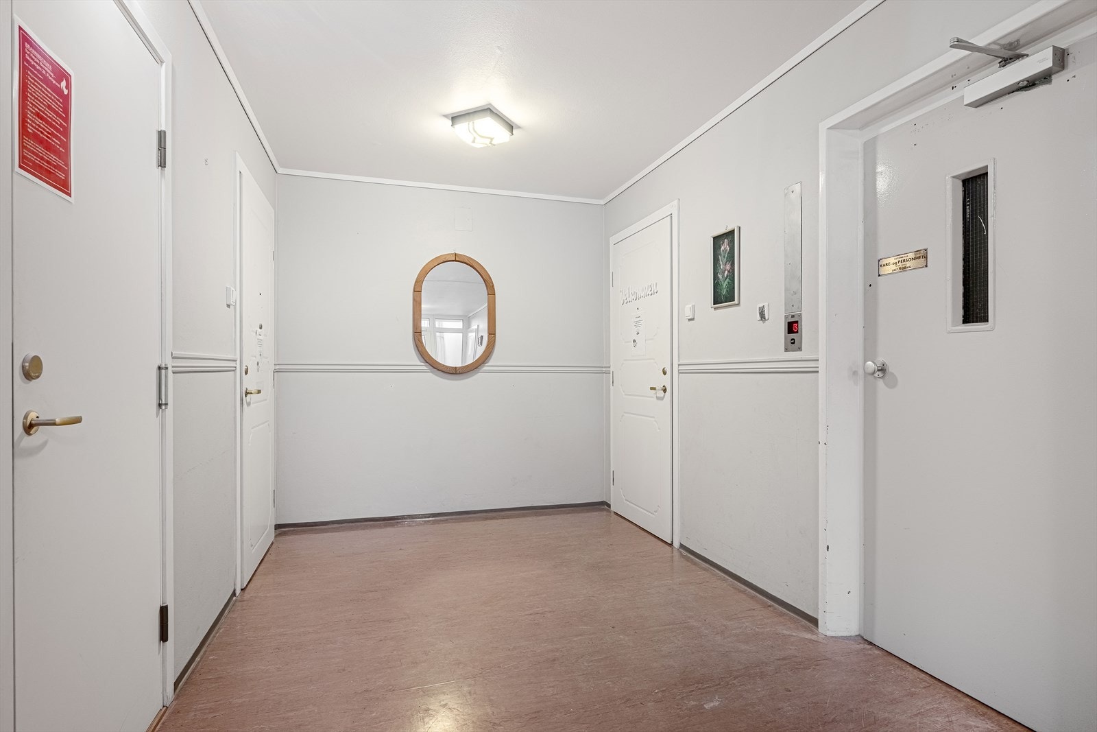 Gang til bod i kjelleretasje Galleribilde