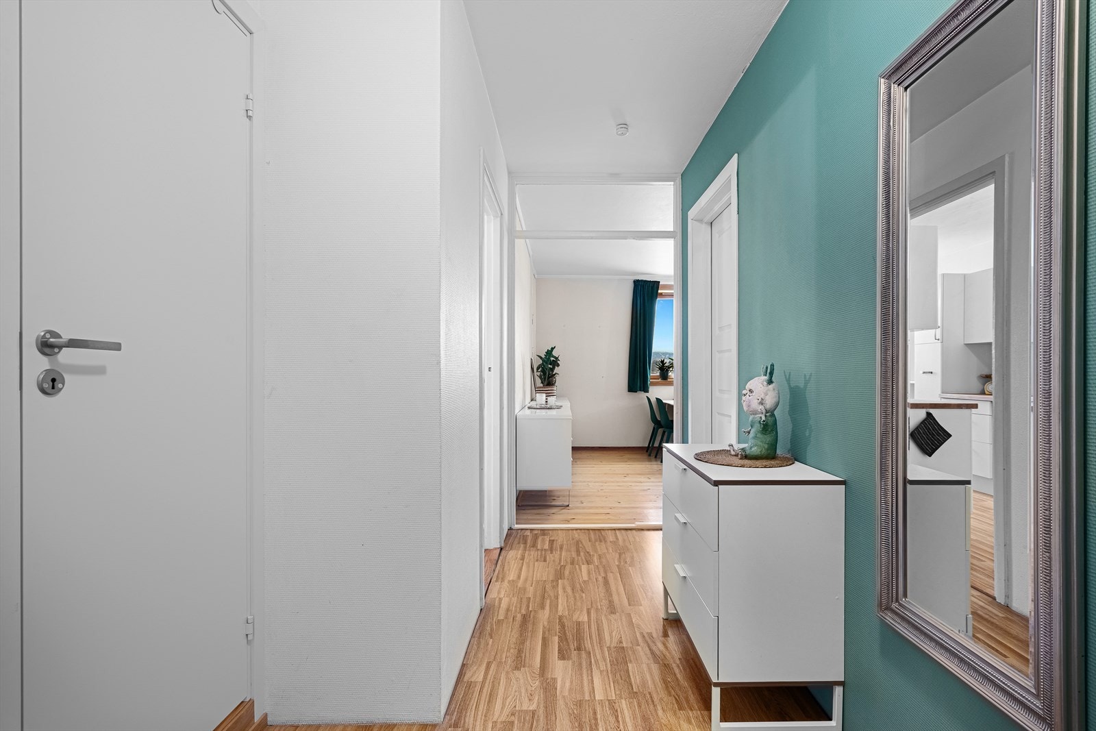 Boligen er på 71 kvm med tillegg av innglassst balkong på 8 kvm, tilsammen 79 kvm Galleribilde