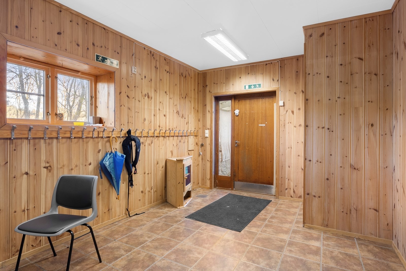 Entré i 1. etasje med god plass til å henge fra seg yttertøy Galleribilde