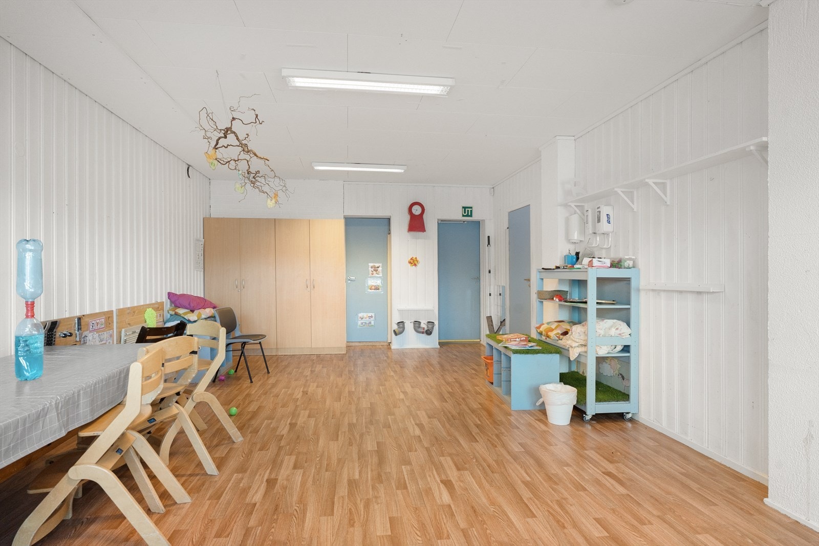 Garderobeskap med god plass til oppbevaring av klær Galleribilde