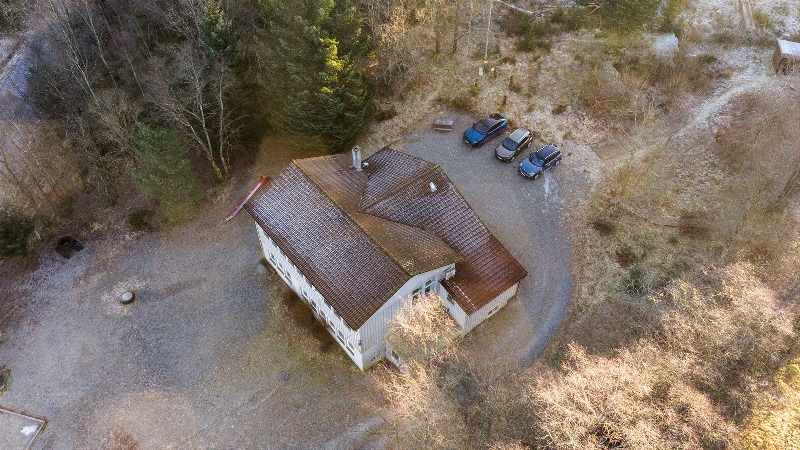 Eiendommen har gode parkeringsmuligheter på egen tomt Galleribilde