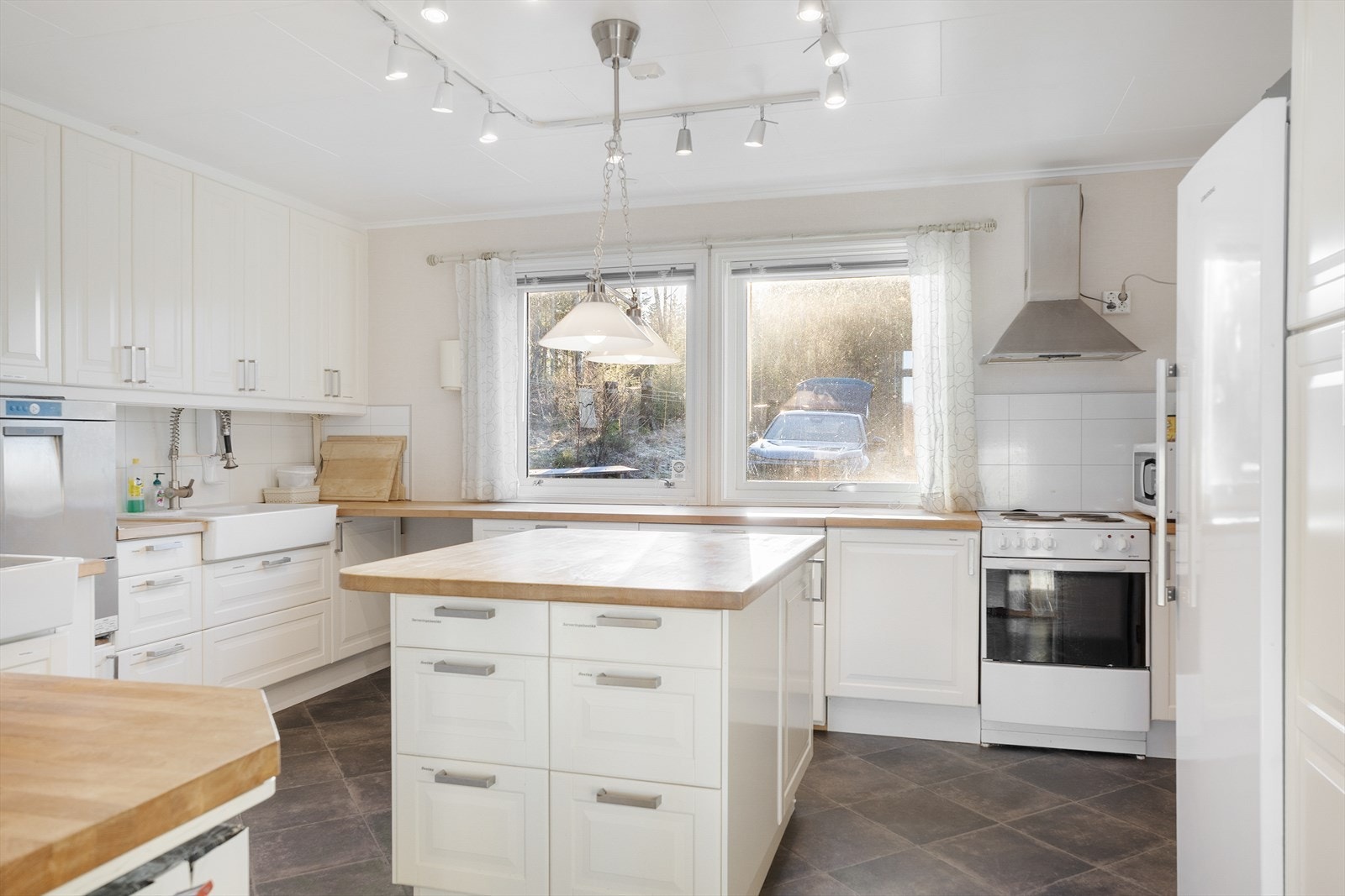 Pent og innholdsrikt kjøkken i 2. etasje med god skap- og benkeplass Galleribilde