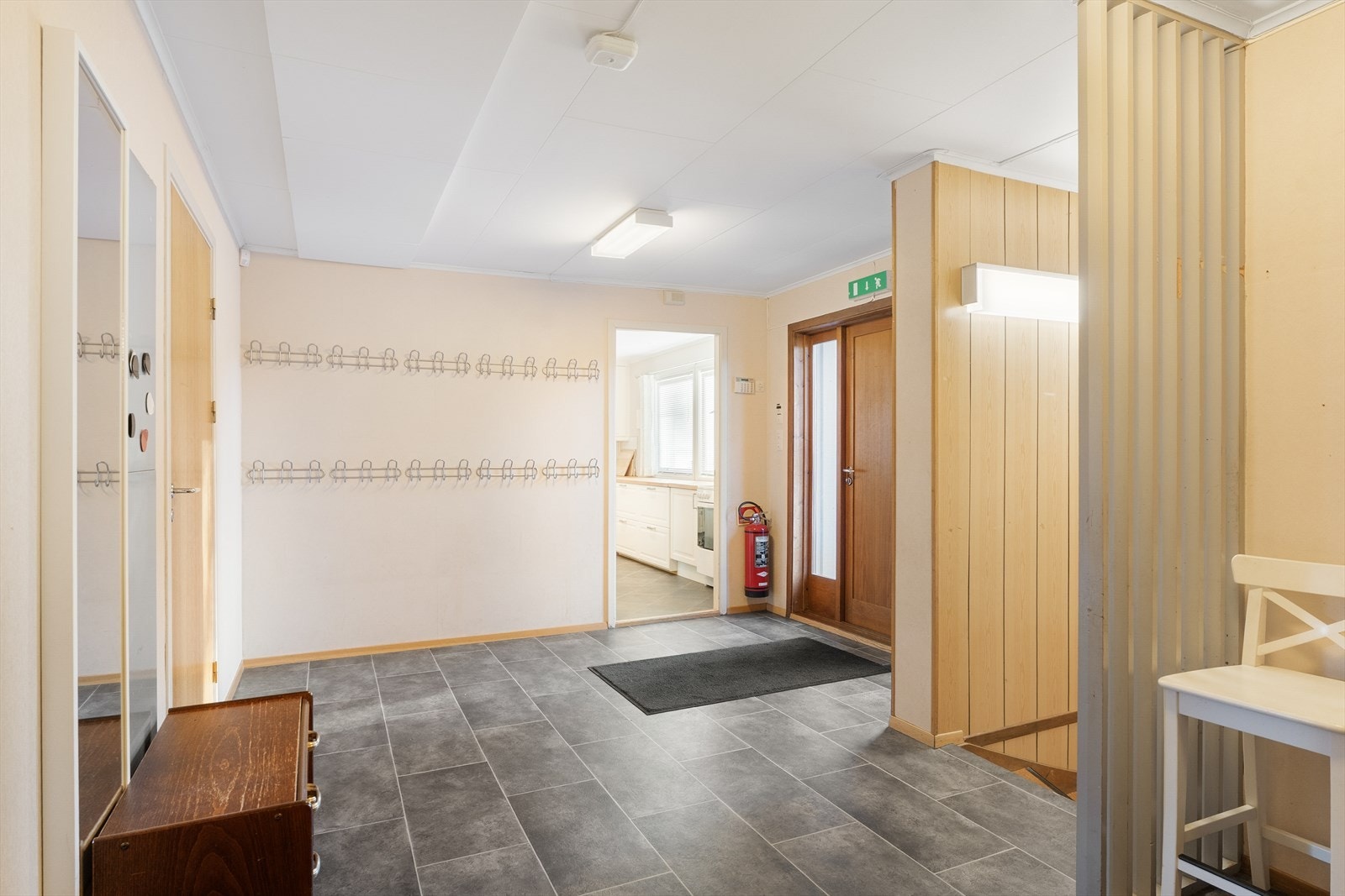 Inngangsparti med god plass til å henge fra seg yttertøy Galleribilde