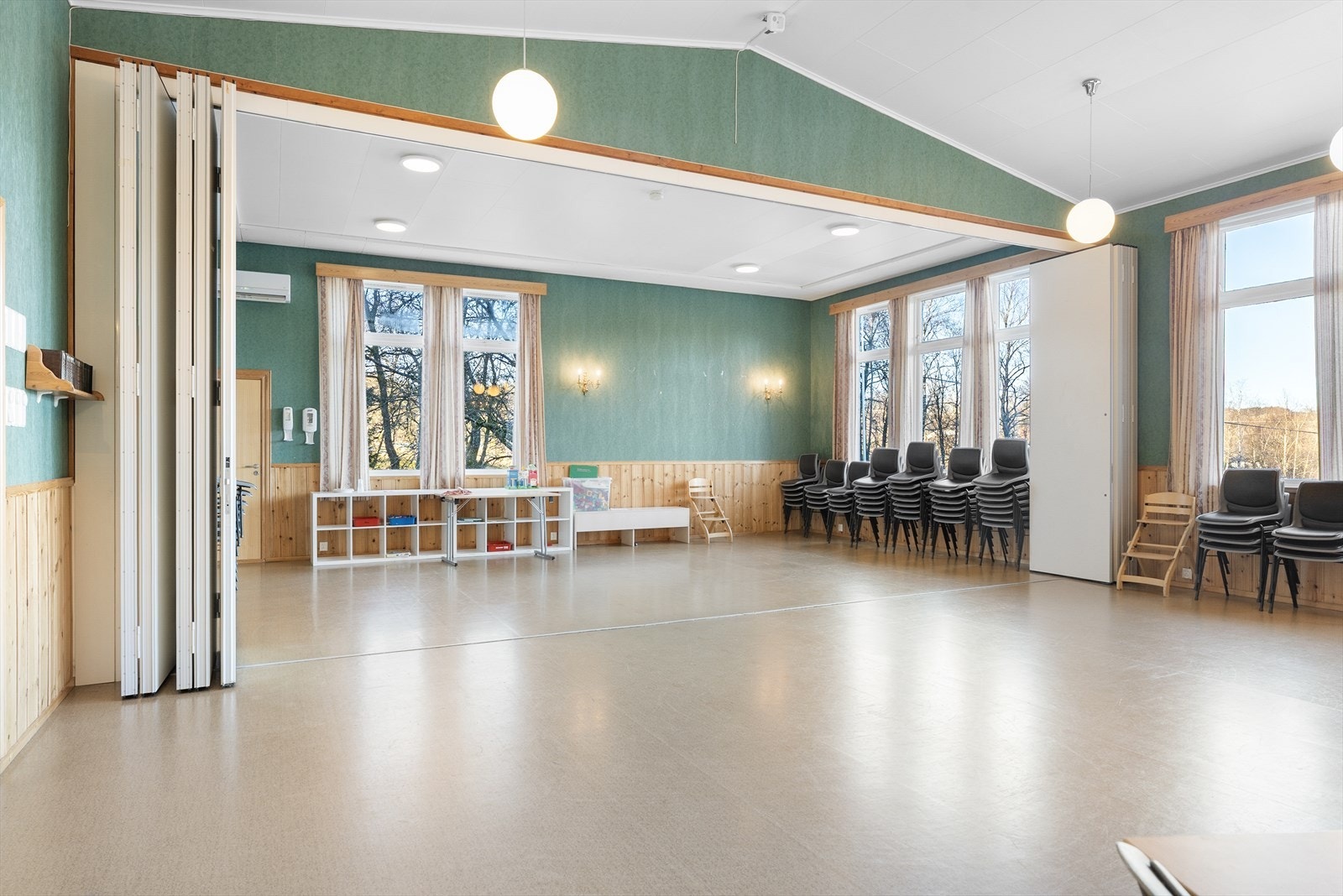 Forsamlingslokalet kan deles i to om man ønsker det Galleribilde