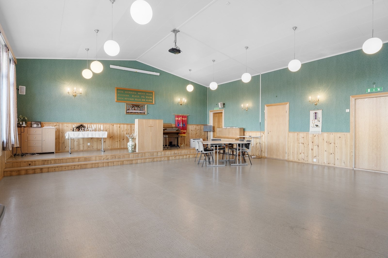 Stort forsamlingslokalet med god plass til mange mennesker Galleribilde