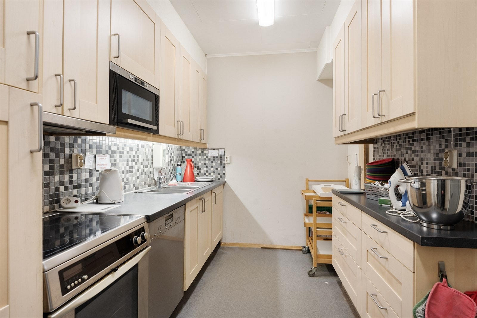 Kjøkken i 1. etasje har god skap- og benkeplass Galleribilde