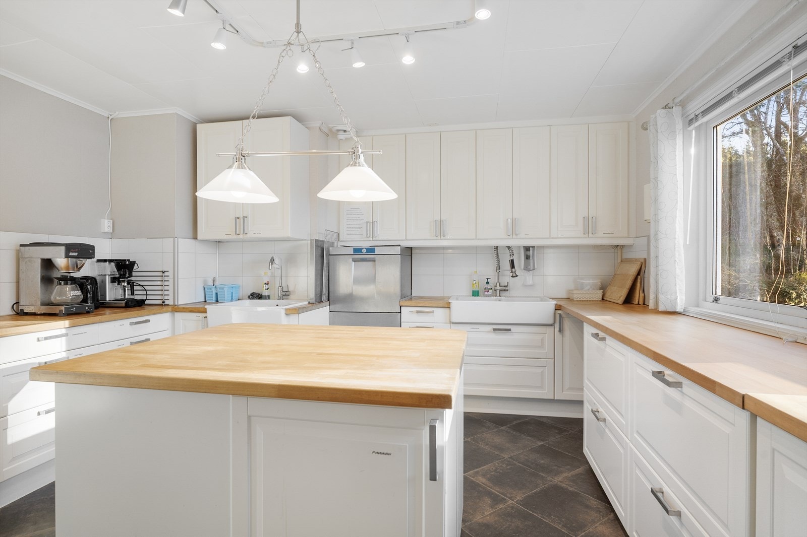 Kjøkkenet ligger vegg i vegg med forsamlingslokalet Galleribilde