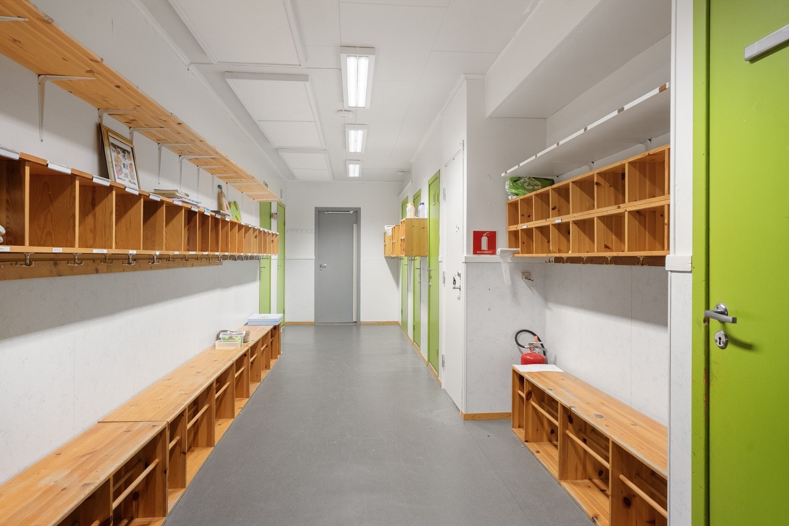 Garderobe med god plass til oppbevaring av klær Galleribilde