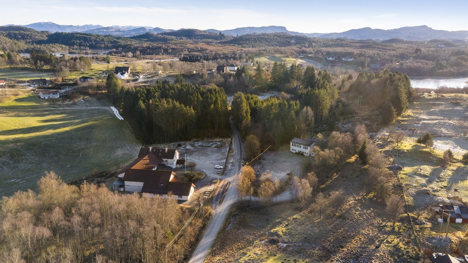 Fra eiendommen er det ca. 10 minutter med bil til Sveio sentrum, hvor du finner dagligvare, skole, barnehage og øvrige fasiliteter. Galleribilde