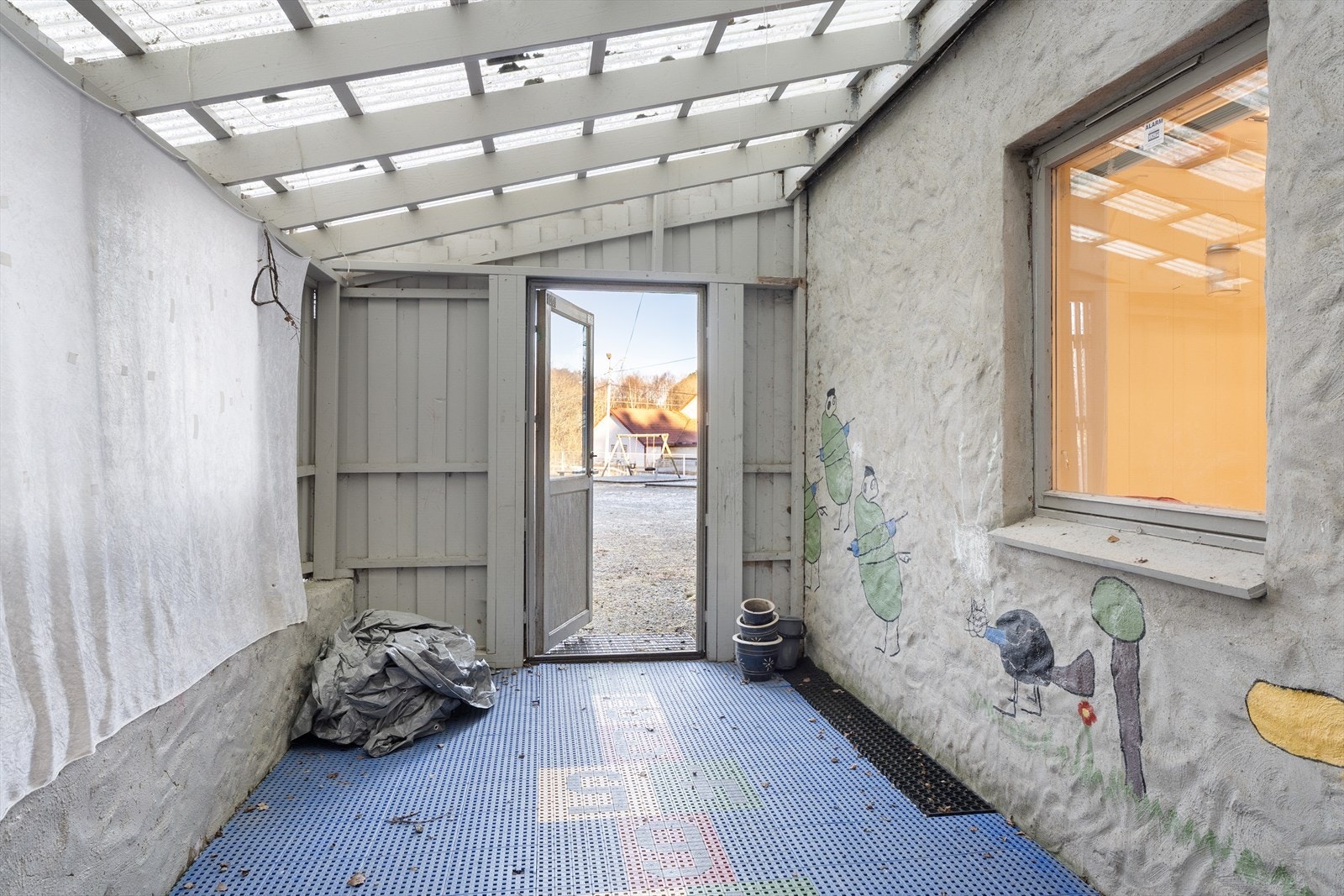 Vognskur utenfor 1. etasje Galleribilde