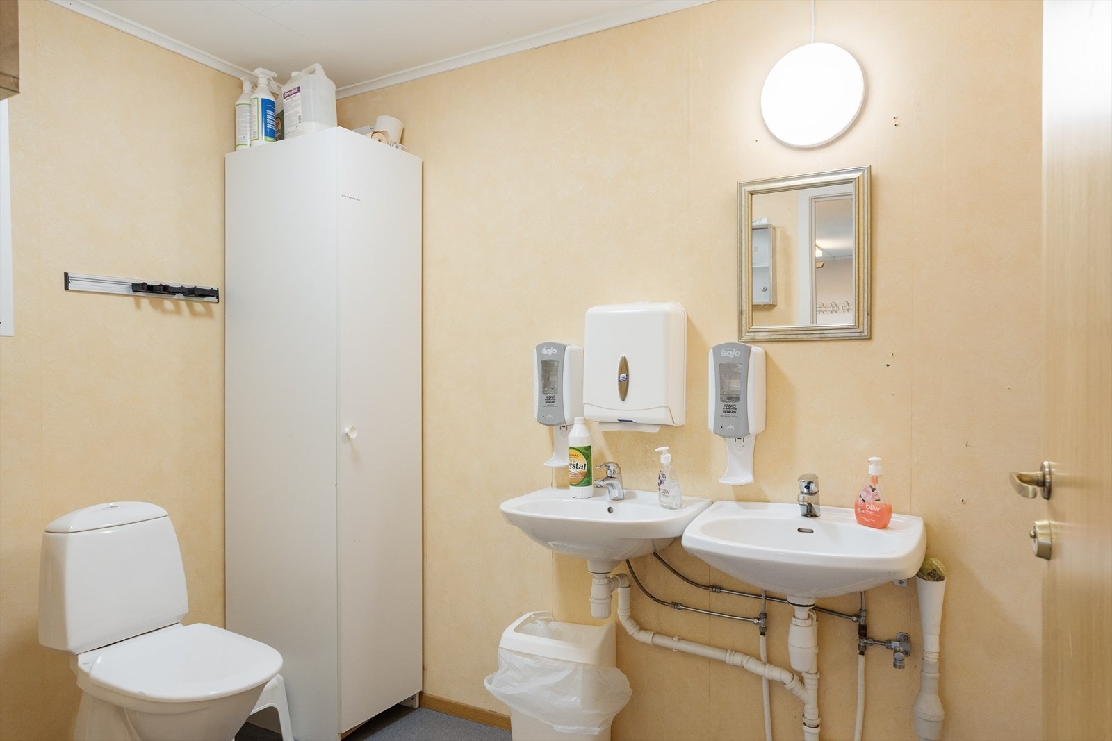 Toalettrom i underetasjen Galleribilde