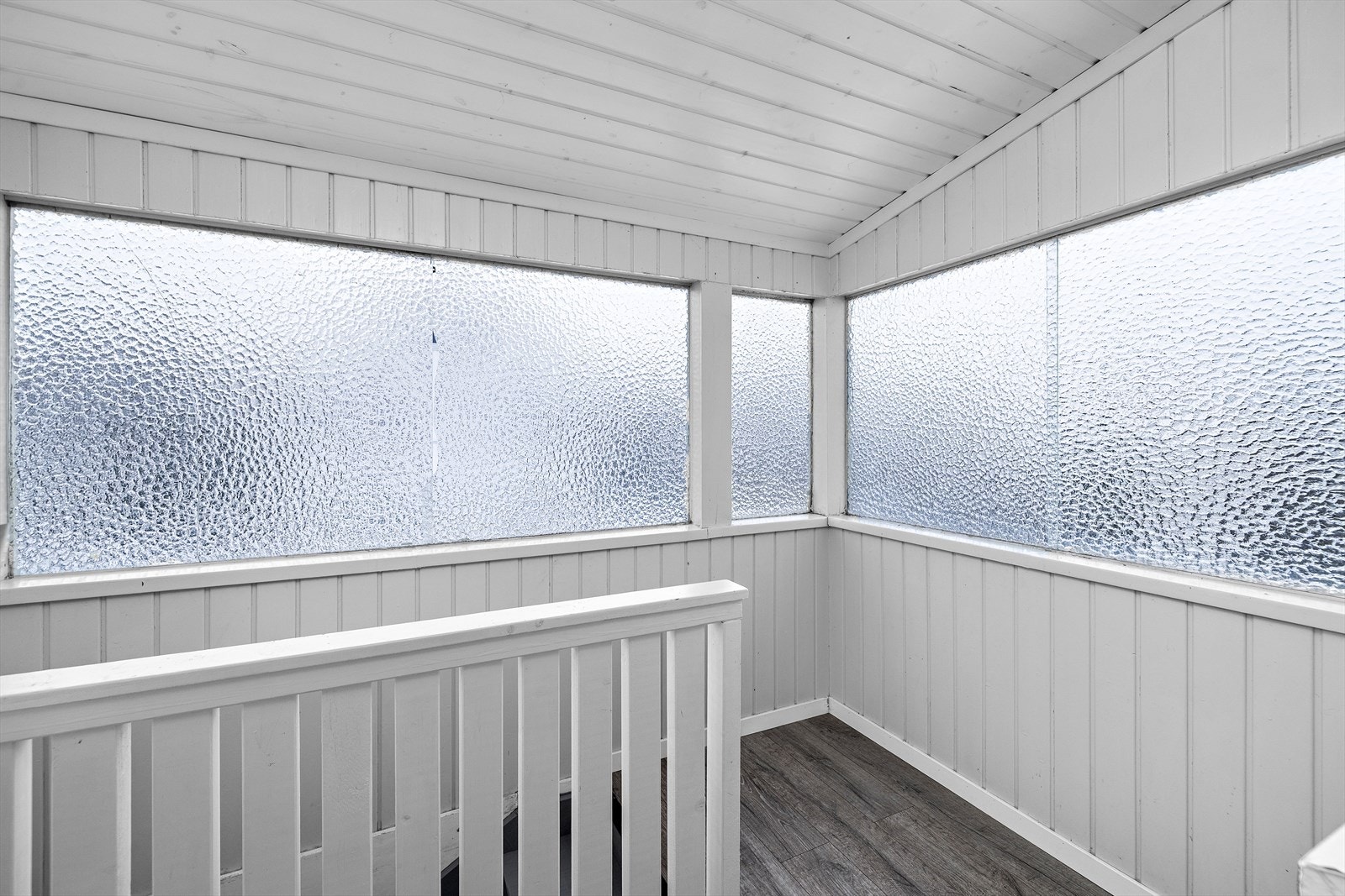 Den innglassede verandaen fungerer som et lunt og skjermet uterom. Galleribilde