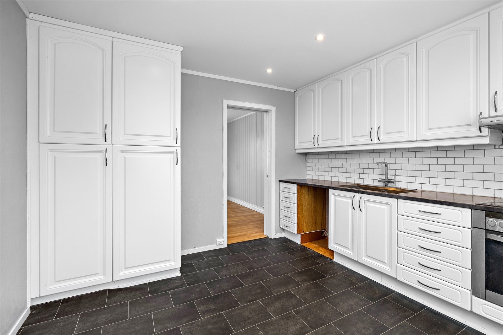 Rikelig med skapplass i både over- og underskap gir gode oppbevaringsmuligheter. Galleribilde