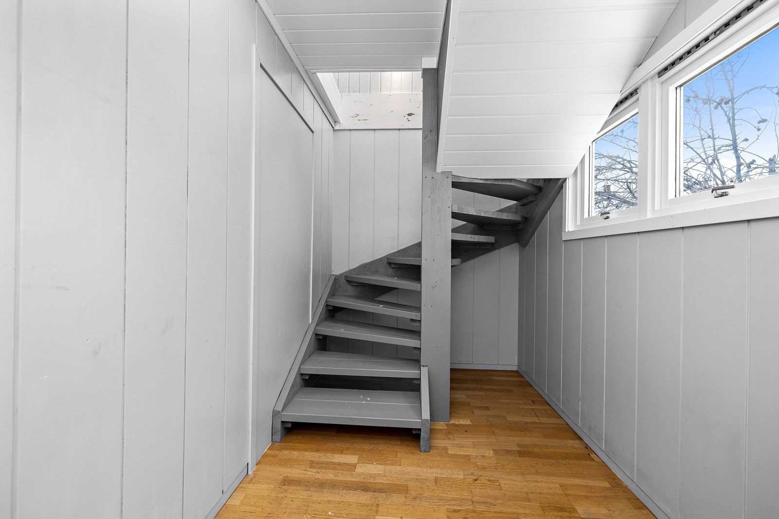 En trapp leder opp til den innredede loftsetasjen. Galleribilde