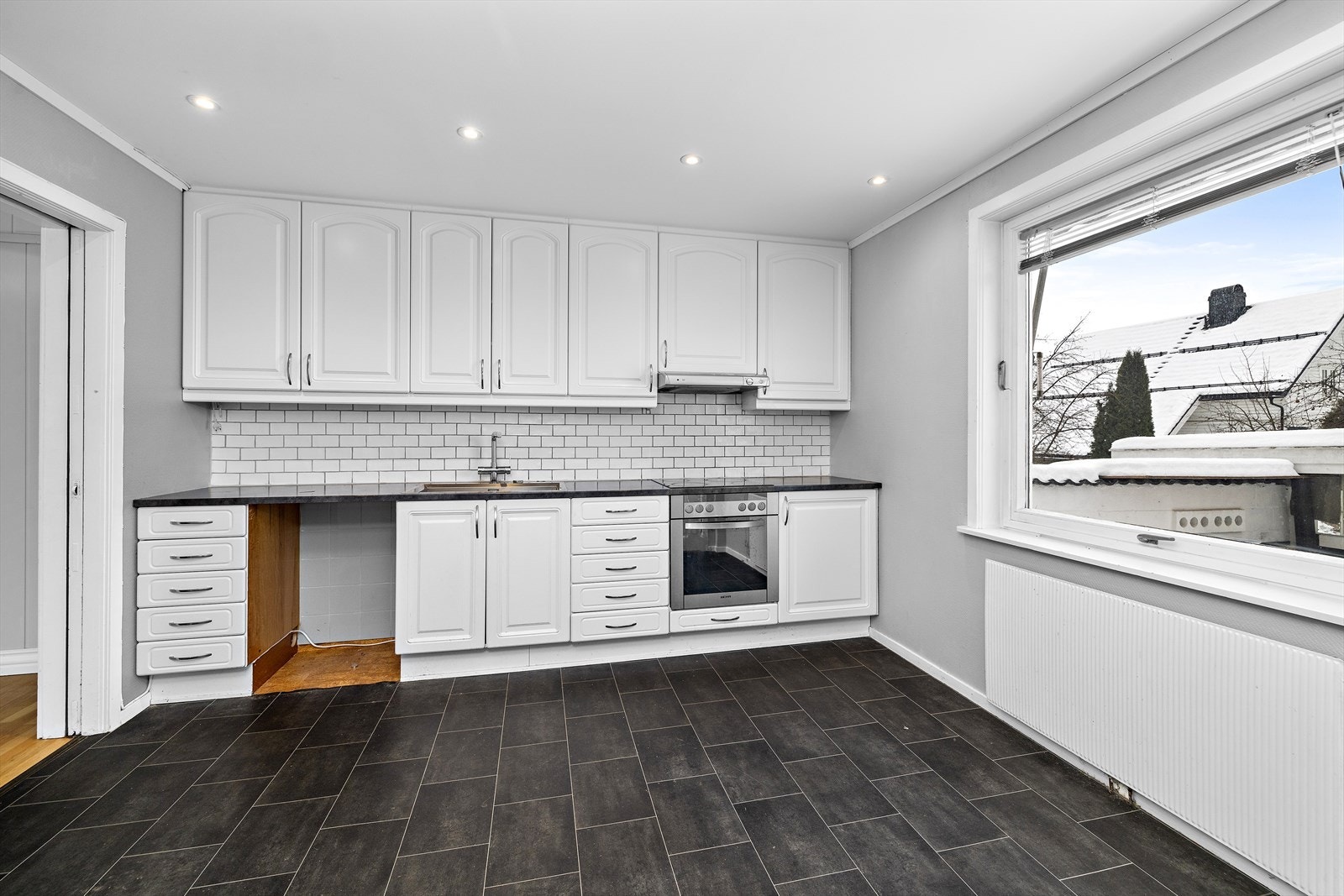 Kjøkkenet har en klassisk innredning med profilerte fronter og god benkeplass. Galleribilde