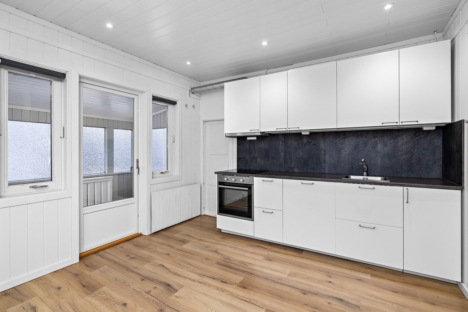 Fra stuen er det utgang til en innglasset veranda. Galleribilde